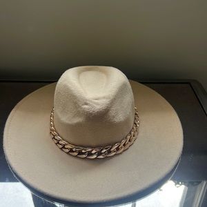New with tags cream hat with gold chain